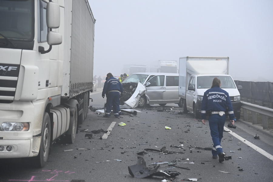 Monor, 2021. december 16.
Összeütközött gépjárművek szétszóródott részei az M4-es autóúton a Budapest felé vezető oldalon, Monor térségében, ahol több baleset is történt 2021. december 16-án. A csúszós, jeges úton kettesével, hármasával ütköztek össze járművek. A balesetekben többen megsérültek, az egyikben egy ember meghalt, egy másikban pedig egy ember súlyosan sérült.
MTI/Mihádák Zoltán