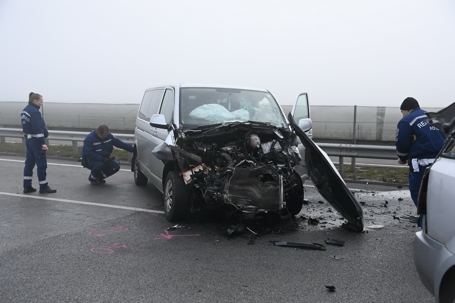 Monor, 2021. december 16.
Összeroncsolódott gépjármű az M4-es autóút Budapest felé vezető oldalán, Monor térségében, ahol több baleset is történt 2021. december 16-án. A csúszós, jeges úton kettesével, hármasával ütköztek össze járművek. A balesetekben többen megsérültek, az egyikben egy ember meghalt, egy másikban pedig egy ember súlyosan sérült.
MTI/Mihádák Zoltán
