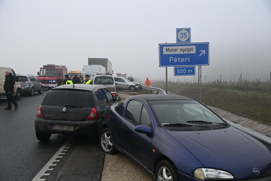 Monor, 2021. december 16.
Összeütközött gépjárművek az M4-es autóút Budapest felé vezető oldalán, Monor térségében, ahol több baleset is történt 2021. december 16-án. A csúszós, jeges úton kettesével, hármasával ütköztek össze járművek. A balesetekben többen megsérültek, az egyikben egy ember meghalt, egy másikban pedig egy ember súlyosan sérült.
MTI/Mihádák Zoltán