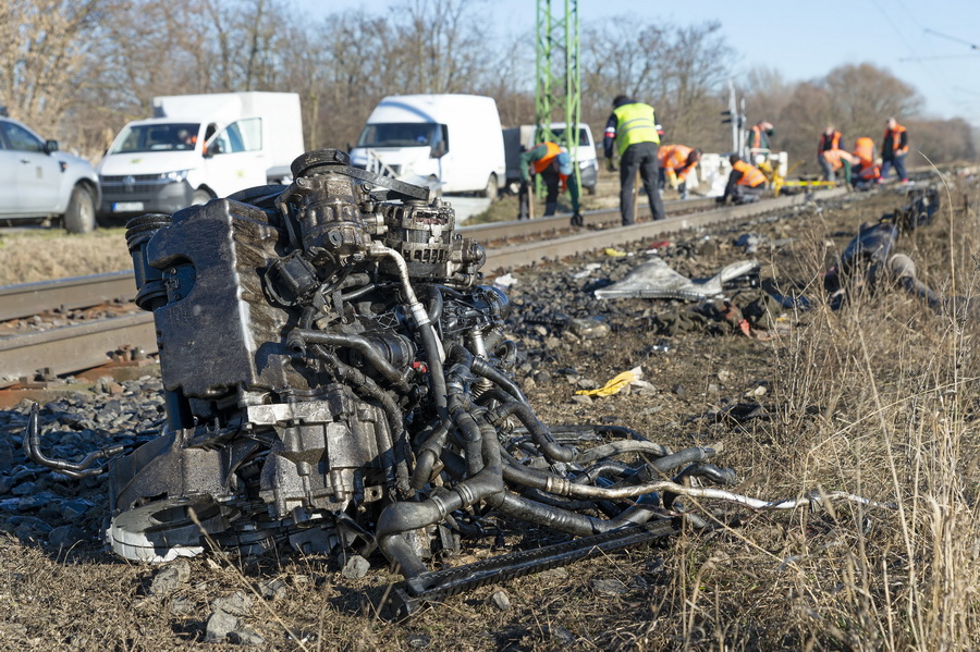 Bágyogszovát, 2021. december 31.
Kisteherautóból kiszakadt motor, miután a jármű vonattal ütközött egy vasúti átjáróban Bágyogszovát megállóhelynél a Győr-Sopron-Ebenfurti Vasút (GYSEV) Zrt. vonalán 2021. december 31-én. A balesetben az autó vezetője meghalt.
MTI/Krizsán Csaba