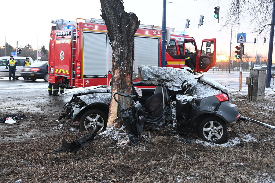 Budapest, 2022. január 22.
Összeroncsolódott személygépkocsi a ferihegyi repülőtérre vezető úton 2022. január 22-én. Egy 23 éves férfi meghalt, 24 éves férfi utasát pedig életveszélyes sérülésekkel vitték kórházba, miután autójukkal egy fának hajtottak.
MTI/Mihádák Zoltán