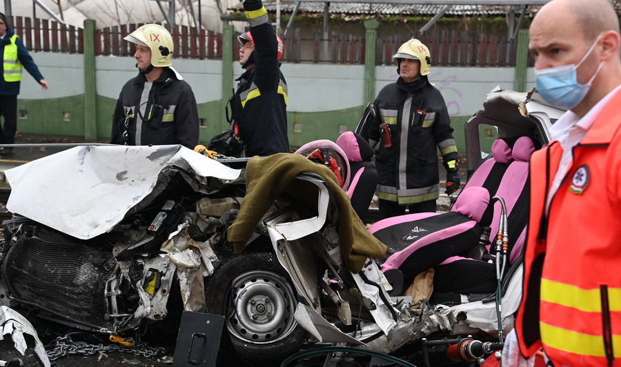 Budapest, 2021. december 24.
Ütközésben összetört személygépkocsi Budapest IX. kerületében, a Soroksári úton 2021. december 24-én. A balesetben egy 47 éves nő a helyszínen meghalt.
MTI/Mihádák Zoltán