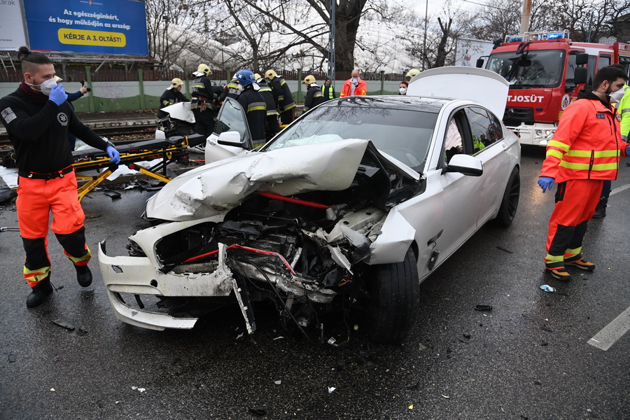 Budapest, 2021. december 24.
Ütközésben összetört személygépkocsik Budapest IX. kerületében, a Soroksári úton 2021. december 24-én. A balesetben egy 47 éves nő a helyszínen meghalt.
MTI/Mihádák Zoltán