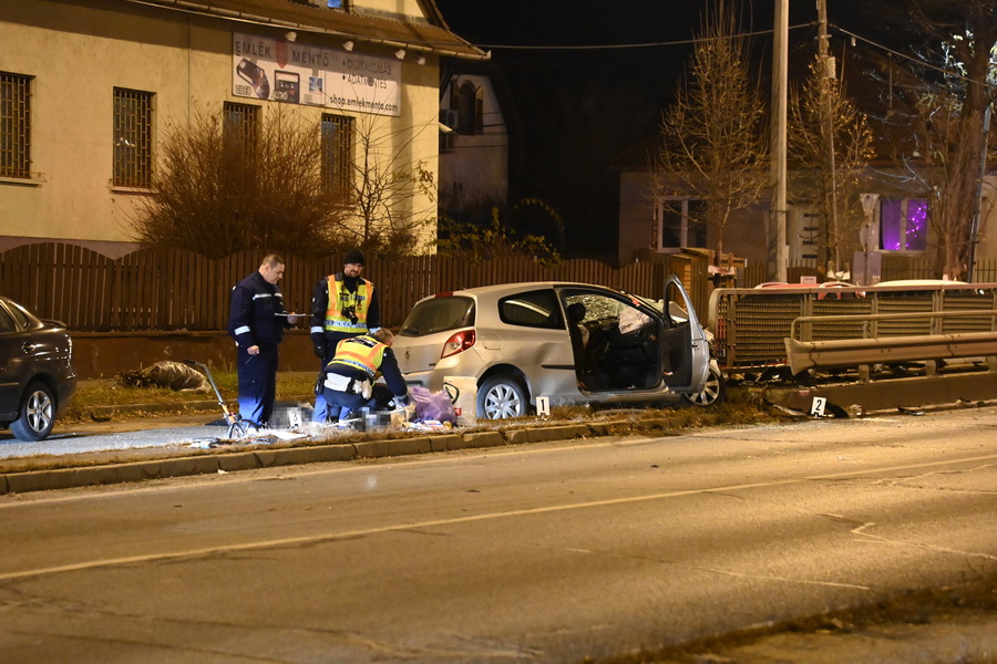 Budapest, 2021. december 27.
Rendőrök egy összeroncsolódott személygépkocsi mellett Budapesten, a XIV. kerületben a Csömöri úti felüljárónál, ahol a gépjármű hajnalban szalagkorlátnak ütközött 2021. december 27-én. A balesetben egy 34 éves nő a helyszínen életét vesztette.
MTI/Mihádák Zoltán