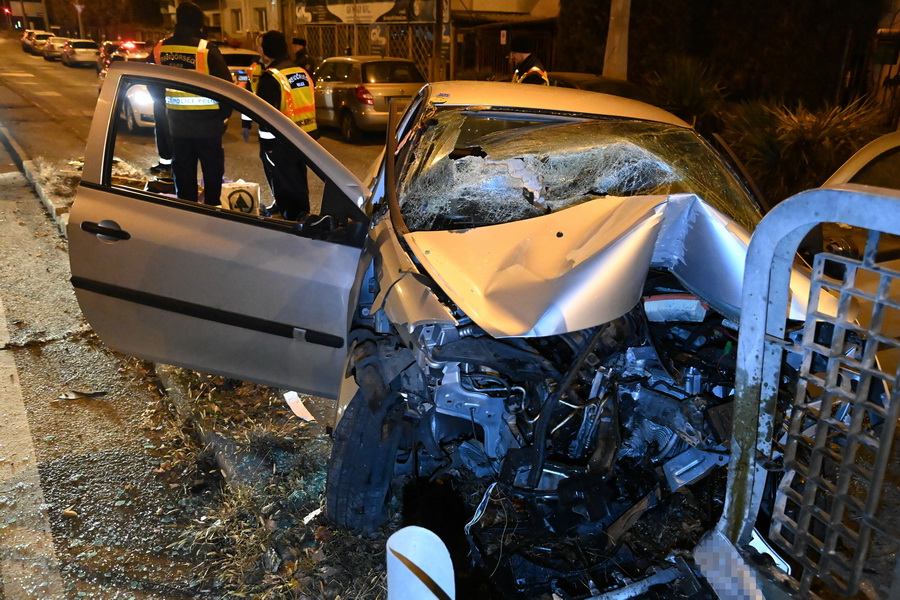 Budapest, 2021. december 27.
Összeroncsolódott személygépkocsi Budapesten, a XIV. kerületben a Csömöri úti felüljárónál, ahol a gépjármű hajnalban szalagkorlátnak ütközött 2021. december 27-én. A balesetben egy 34 éves nő a helyszínen életét vesztette.
MTI/Mihádák Zoltán