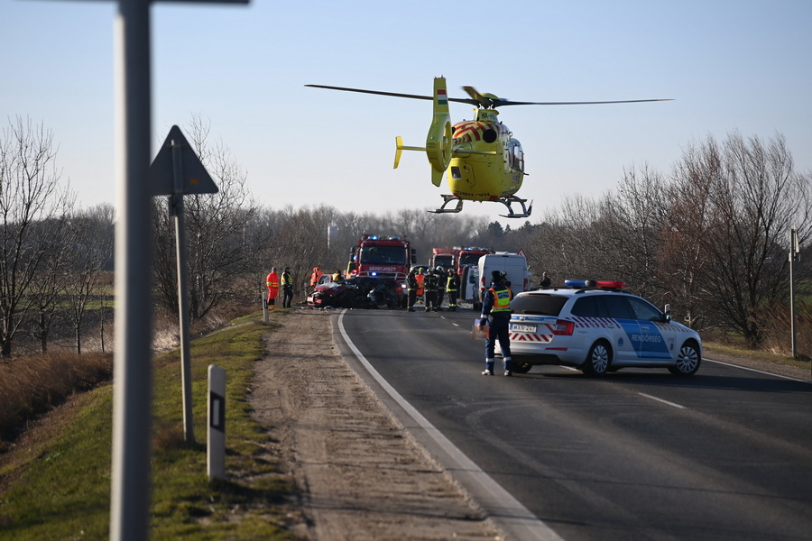 Taksony, 2022. január 14.
Mentőhelikopter távozik, miután személyautó és kisteherautó ütközött össze az 51-es úton Taksony térségében 2022. január 14-én. A balesetben hárman megsérültek.
MTI/Mihádák Zoltán