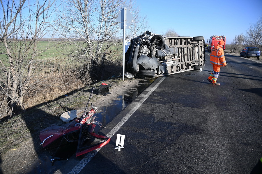 Taksony, 2022. január 14.
Oldalára borult kisteherautó, miután összeütközött egy személyautóval az 51-es úton Taksony térségében 2022. január 14-én. A balesetben hárman megsérültek.
MTI/Mihádák Zoltán