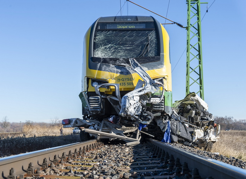 Bágyogszovát, 2021. december 31.
Összeroncsolódott  kisteherautó, amely vonattal ütközött egy vasúti átjáróban Bágyogszovát megállóhelynél a Győr-Sopron-Ebenfurti Vasút (GYSEV) Zrt. vonalán 2021. december 31-én. A balesetben az autó vezetője meghalt.
MTI/Krizsán Csaba