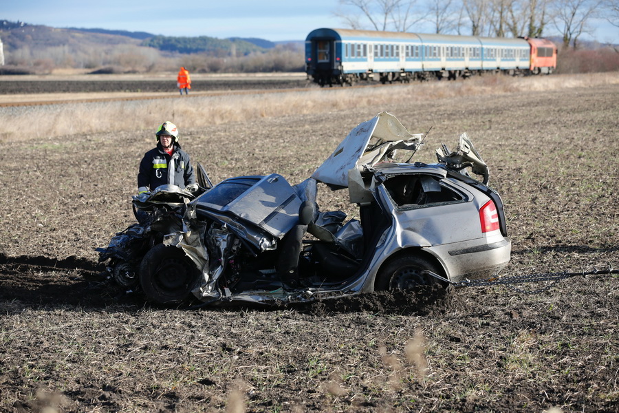 Tapolca, 2022. január 1.
Ütközésben összeroncsolódott személyautó Tapolca közelében a 7345-ös számú út vasúti átjárójánál 2022. január 1-jén. A személygépkocsi egy vonattal ütközött. Az autóban négy ember meghalt, egy életveszélyes sérülést szenvedett.
MTI/Varga György