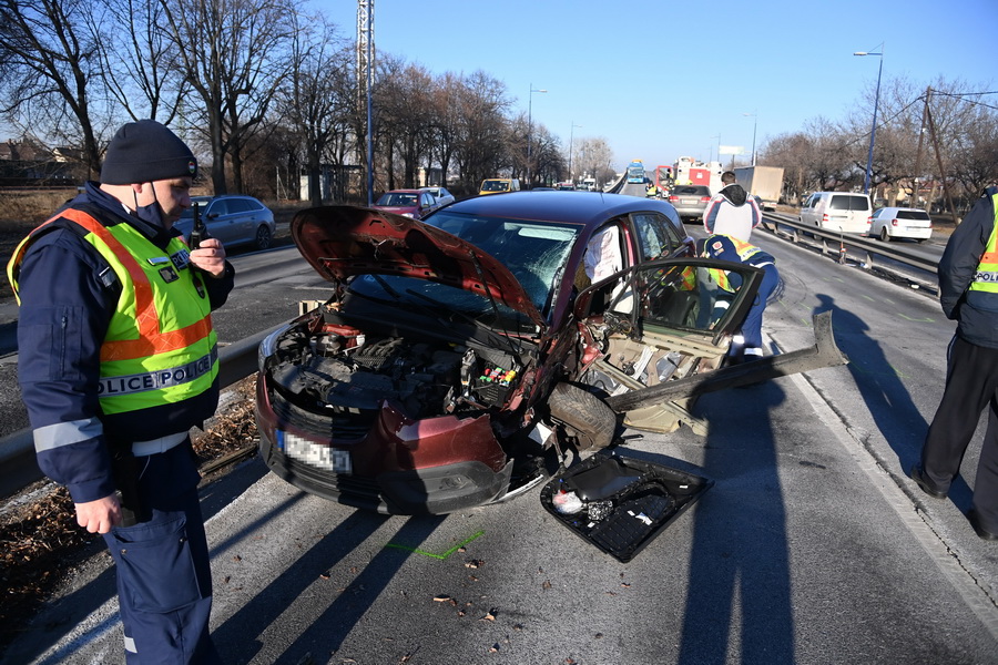 Budapest, 2022. január 24.
Ütközésben összetört személygépkocsi a főváros XVIII. kerületében, a ferihegyi repülőtérre vezető úton, Szemeretelep vasútállomásnál 2022. január 24-én. Két gépkocsi ütközött össze, a balesetnek két sérültje van.
MTI/Mihádák Zoltán
