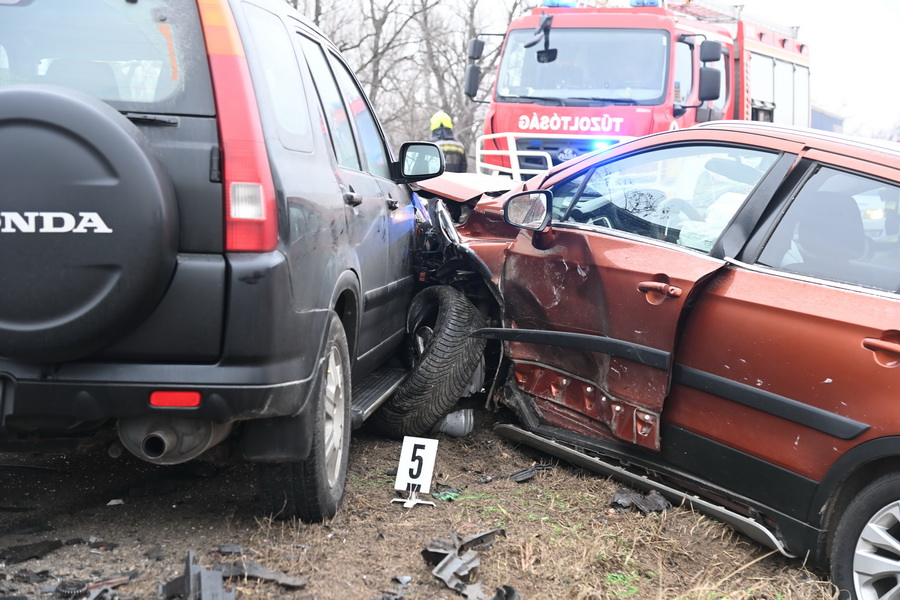 Dunavarsány, 2022. január 25.
Ütközésben összetört személygépkocsi az 51-es úton Dunavarsánynál 2022. január 25-én. A balesetben egy 35 éves sofőr meghalt, egy másik, 51 éves vezető pedig súlyosan megsérült, miután három autó ütközött. Az egyik autó eddig tisztázatlan okból áttért a menetiránya szerinti bal oldali sávba és a szemből érkező autónak csapódott; a szabályosan haladó kocsinak hátulról egy másik jármű is nekiütközött.
MTI/Mihádák Zoltán