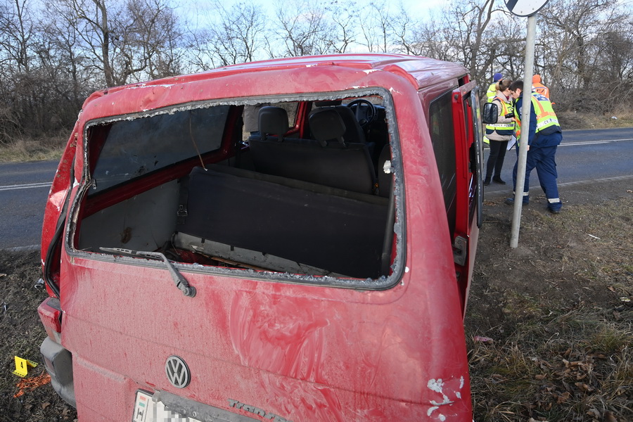 Dunavarsány, 2022. február 5.
Rendőrök helyszínelnek Dunavarsány közelében, miután egy kisbusz lesodródott az 51-es főútról 2022. február 5-én. A balesetben ketten súlyosan, nyolcan könnyebben sérültek.
MTI/Mihádák Zoltán