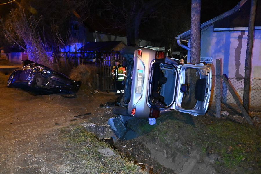 Ócsa, 2022. február 7.
Ütközésben összeroncsolódott személygépkocsi Ócsán a Bajcsy-Zsilinszky utcában 2022. február 6-án éjszaka. A balesetben két autó ütközött, az egyik egy családi ház kerítésének csapódott, a gépkocsiban utazók közül többen megsérültek.
MTI/Mihádák Zoltán