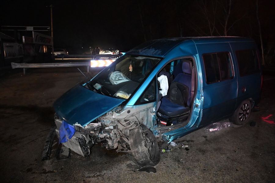 Vecsés, 2022. március 5.
Ütközésben összetört személygépkocsi Vecsés és Gyál között 2022. március 4-én éjszaka. A Dózsa György út és a Külső Gyáli út kereszteződésében két autó ütközött össze, a balesetben hatan megsérültek.
MTI/Mihádák Zoltán