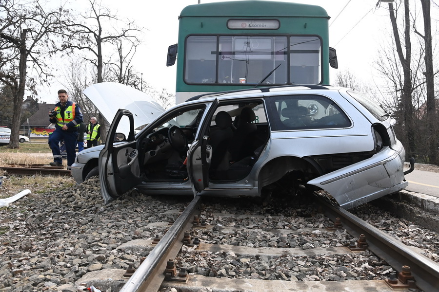 Budapest, 2022. március 17.
Sérült személygépkocsi, miután összeütközött egy HÉV-szerelvénnyel a XVI. kerületi Caprera téren lévő átjáróban 2022. március 17-én. A balesetben egy ember megsérült.
MTI/Mihádák Zoltán