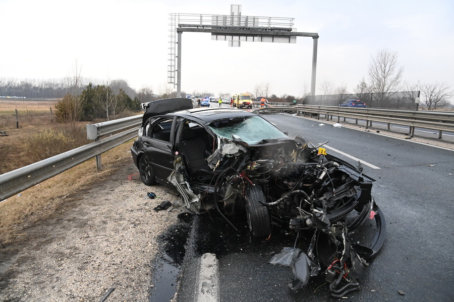 Vecsés, 2022. március 16.
Sérült személygépkocsi Vecsés közelében, az M4-es autóút Szolnok felé vezető oldalán, miután szalagkorlátnak ütközött 2022. március 16-án. A balesetben öten megsérültek.
MTI/Mihádák Zoltán