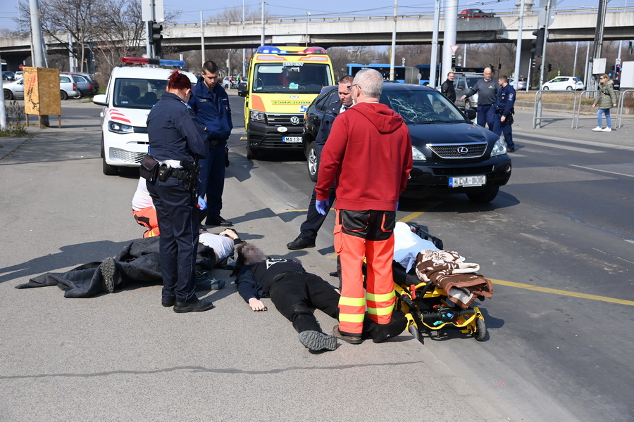 Budapest, 2022. március 19.
Mentők és rendőrök látják el a sérülteket 2022. március 19-én az Üllői út és az Ady Endre út kereszteződésénél, ahol a gyalogátkelőhelyen elütött két fiatalt egy személyautó. Mindkét fiatalt kórházba szállították, az egyiket könnyebb, a másikat súlyosabb sérülésekkel.
MTI/Mihádák Zoltán
