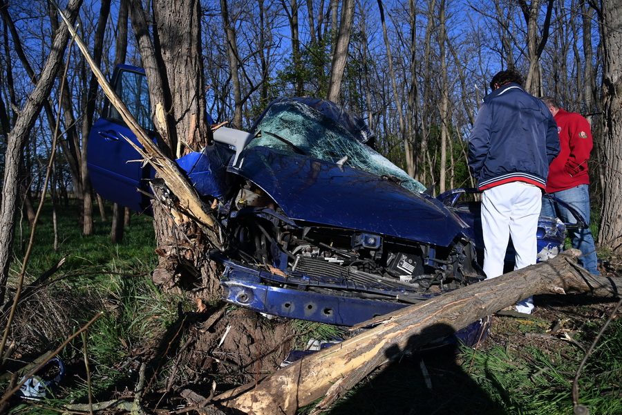 Újhartyán, 2022. április 17.
Ütközésben összeroncsolódott személygépkocsi az M5-ös autópályán, Újhartyán közelében 2022. április 17-én. A jármű egyelőre tisztázatlan okból sodródott le az útról az autópálya 42. kilométerszelvényében és fának csapódott. A 34 éves férfi sofőr a helyszínen életét vesztette.
MTI/Mihádák Zoltán