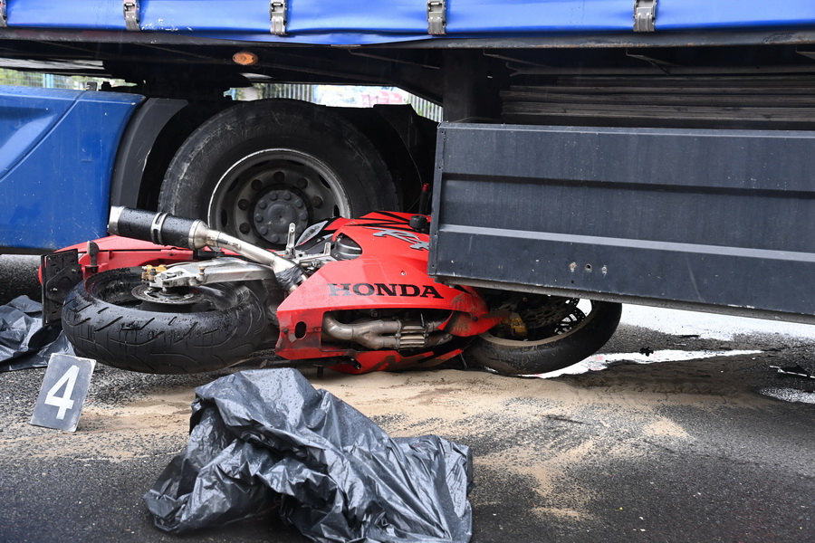 Budapest, 2022. április 22.
Összeroncsolódott motorkerékpár a XI. kerületi Hunyadi János úton 2022. április 22-én. Egy 37 éves motoros kamionnal ütközött össze, a jármű alá szorult, és a helyszínen meghalt.
MTI/Mihádák Zoltán