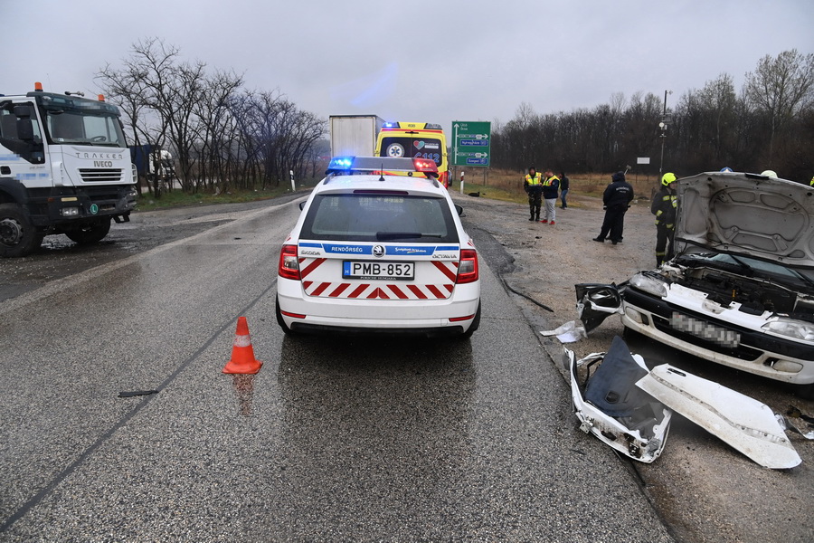 Gyál, 2022. március 31.
Összeroncsolódott személyautó Gyál határában, a Kőrösi úton, ahol a gépjármű összeütközött egy konténerszállító teherautóval (balra) 2022. március 31-én. A balesetben egy ember súlyos, életveszélyes, egy másik könnyebb sérüléseket szenvedett.
MTI/Mihádák Zoltán