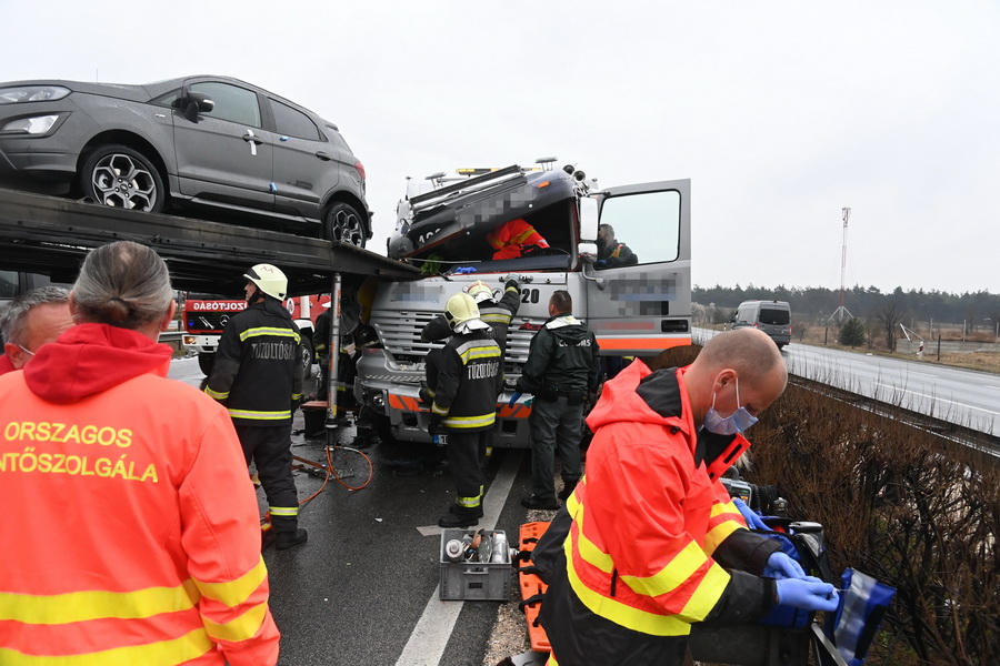 Inárcs, 2022. március 31.
Tűzoltók és mentők az M5-ös autópálya Budapest felé vezető oldalán, Inárcs közelében, ahol összeütközött két kamion 2022. március 31-én. A balesetben egy ember megsérült.
MTI/Mihádák Zoltán