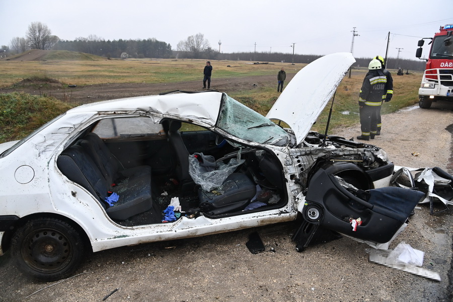 Gyál, 2022. március 31.
Összeroncsolódott személyautó Gyál határában, a Kőrösi úton, ahol a gépjármű összeütközött egy konténerszállító teherautóval 2022. március 31-én. A balesetben egy ember súlyos, életveszélyes, egy másik könnyebb sérüléseket szenvedett.
MTI/Mihádák Zoltán