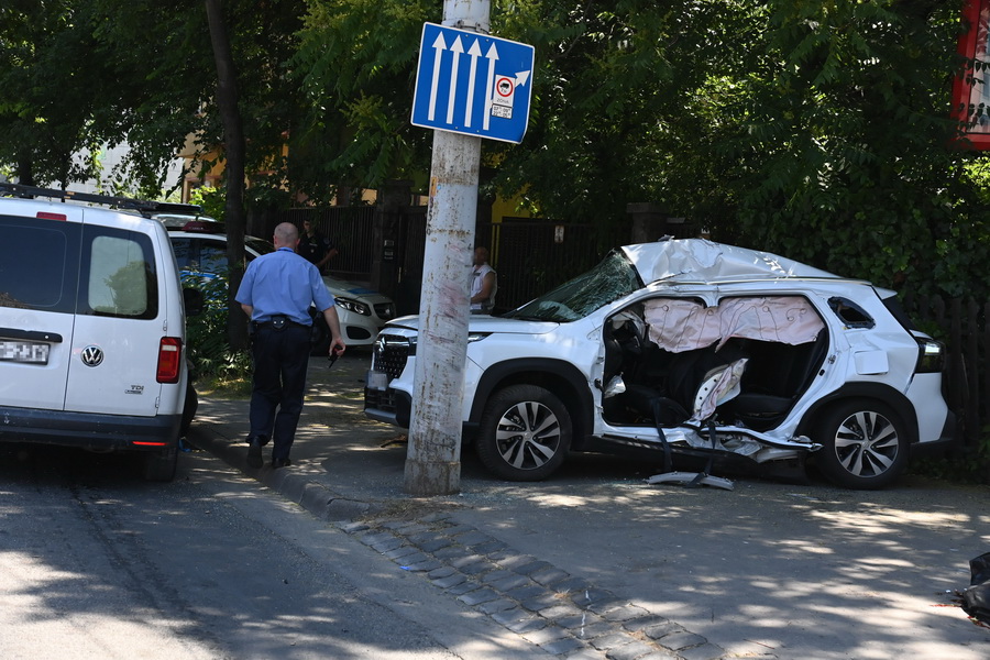 Budapest, 2022. június 3.
Ütközésben összeroncsolódott személygépkocsi a Hungária körúton 2022. június 3-án. A Hungária körút Thököly út felé vezető oldalán, a Pálma utcai kereszteződésben két autó ütközött. A balesetet követően az egyik autó oszlopnak csapódott, és egy ember meghalt.
MTI/Mihádák Zoltán