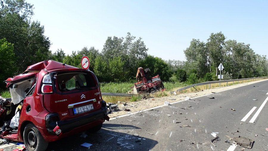 Hódmezővásárhely, 2022. június 29.
Ütközésben összetört személyautó és tehergépkocsi Hódmezővásárhely közelében 2022. június 29-én. A 47-es főút 203-as kilométerénél történt balesetben egy ember meghalt, egy másik pedig megsérült.
MTI/Donka Ferenc