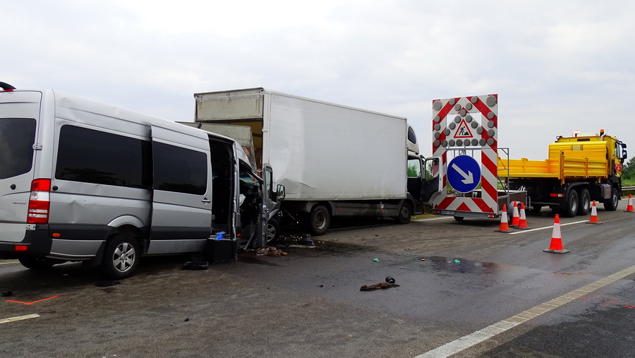 Szatymaz, 2022. július 26.
Összeroncsolódott gépjárművek az M5-ös autópálya határ felé vezető oldalán Szatymaz közelében, ahol egy kisbusz és egy teherautó összeütközött 2022. július 26-án. A balesetben egy ember meghalt, többen megsérültek.
MTI/Donka Ferenc