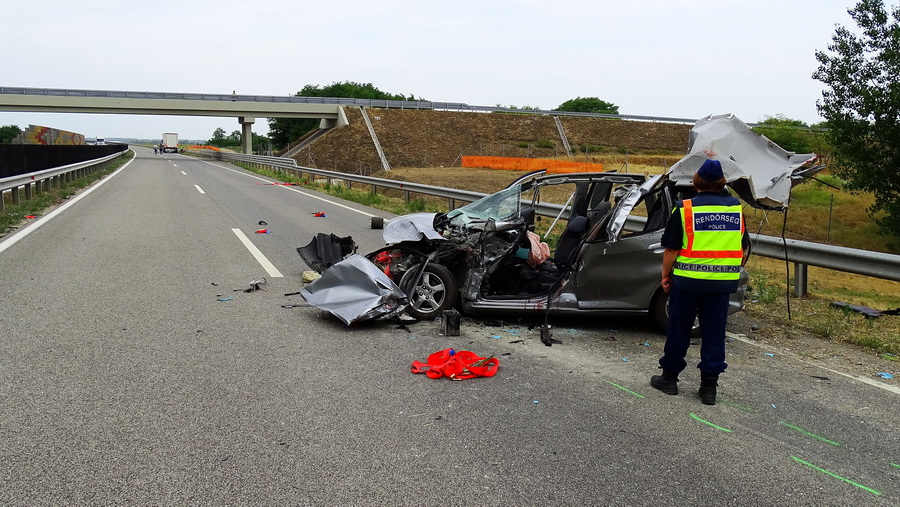 Cserkeszőlő, 2022. július 28.
Összeroncsolódott személyautó az M44-es autóút Kecskemét felé vezető oldalán, Cserkeszőlő térségében 2022. július 28-án. A jármű kamionnal ütközött, a balesetben egy ember meghalt.
MTI/Donka Ferenc
