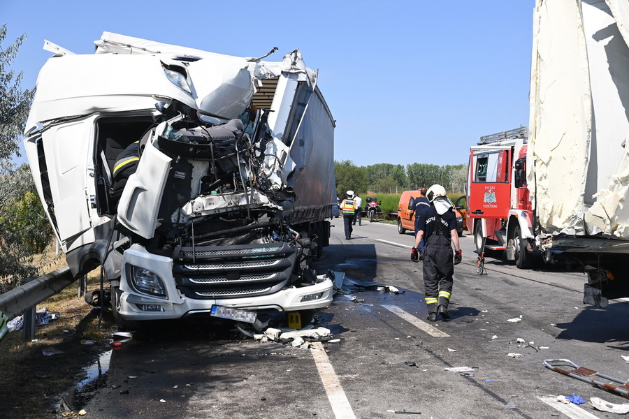 Zsámbék, 2022. július 28.
Összeroncsolódott kamion az M1-es autópálya Budapest felé vezető oldalán 2022. július 28-án. A teherjármű egy másik kamionnal ütközött a zsámbéki pihenőhelynél. Az egyik jármű sofőrje meghalt.
MTI/Mihádák Zoltán