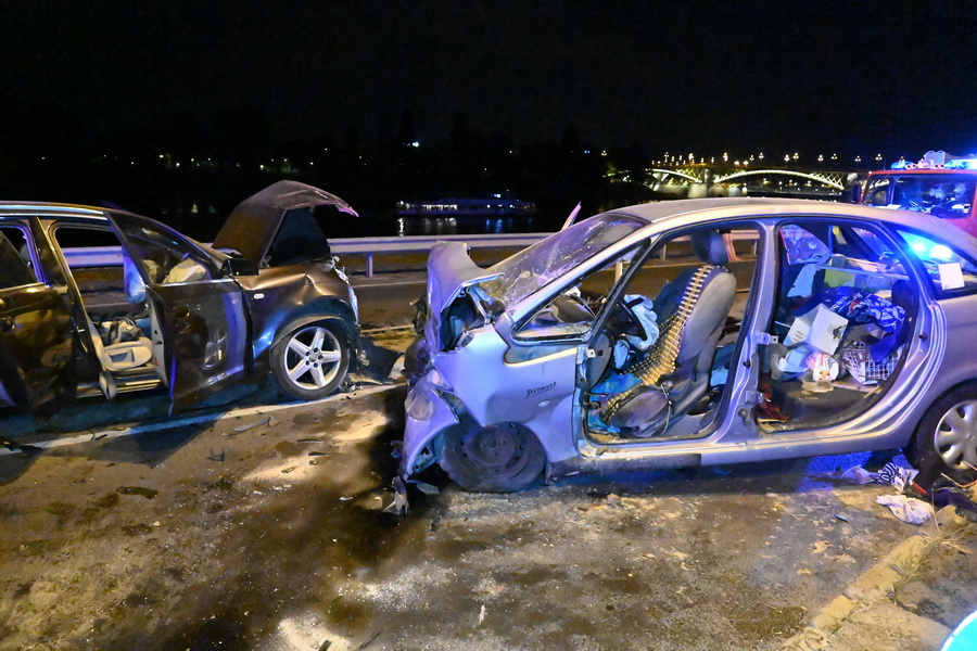 Budapest, 2022. július 30.
Összeroncsolódott személygépkocsik Budapesten, a Slachta Margit rakparton, a Margit híd közelében, miután frontálisan ütköztek 2022. július 29-én. A balesetben négyen megsérültek.
MTI/Mihádák Zoltán