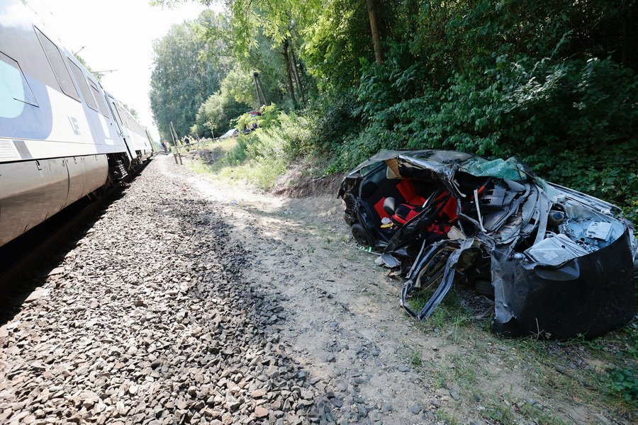 Keszthely, 2022. július 29.
Összeroncsolódott autó, miután vonattal ütközött egy vasúti átjáróban Keszthelyen, az Entz Géza sétánynál 2022. július 29-én. A balesetben a gépkocsi 16 éves utasa meghalt.
MTI/Varga György