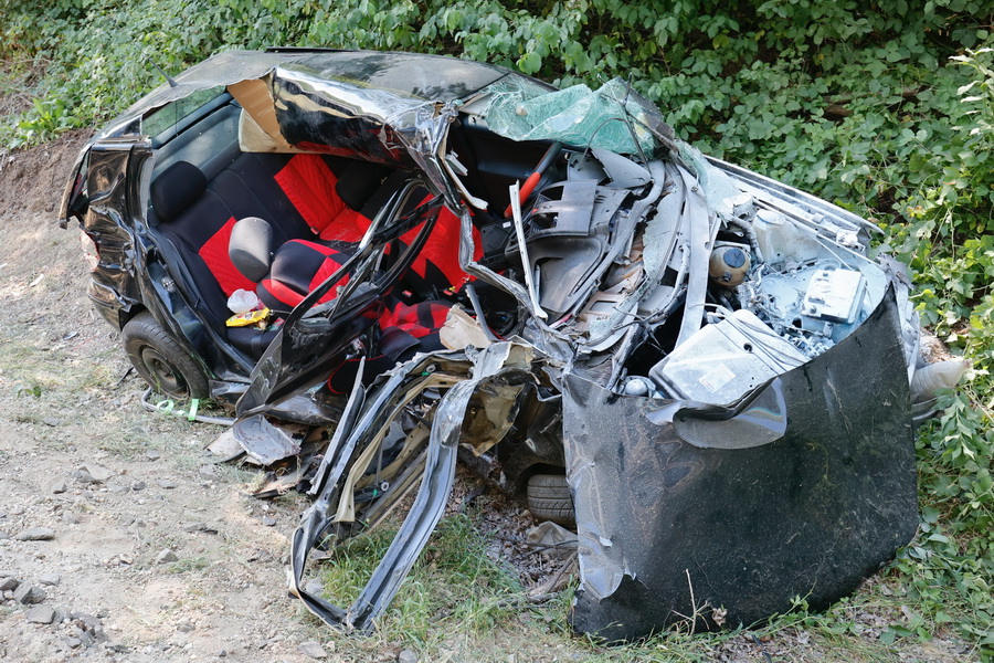 Keszthely, 2022. július 29.
Összeroncsolódott autó, miután vonattal ütközött egy vasúti átjáróban Keszthelyen, az Entz Géza sétánynál 2022. július 29-én. A balesetben a gépkocsi 16 éves utasa meghalt.
MTI/Varga György