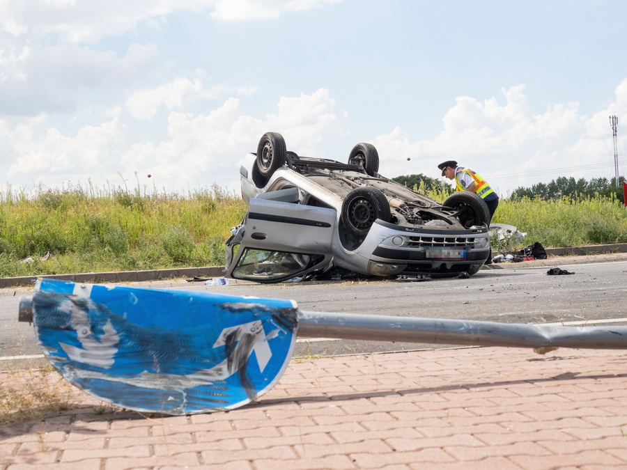 Dunaföldvár, 2022. augusztus 2.
Felborult, összetört személygépkocsi a 61-es főút 3-as kilométerszelvényében lévő körforgalomnál 2022. augusztus 2-án. Az Előszállás és Dunaföldvár között történt balesetben a személygépkocsi ismeretlen okból felborult, az egyik utasa a helyszínen életét vesztette, két utas súlyosan, a 72 éves vezető könnyebben megsérült.
MTI/Donka Ferenc