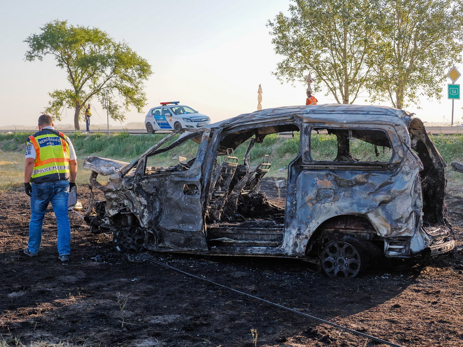 Bócsa, 2022. augusztus 5.
Összetört autó az 54-es főút mellett Bócsa külterületén, miután egy másik gépkocsival ütközött 2022. augusztus 5-én. A rendőrség közlése szerint az autó - amelyet valószínűleg egy embercsempész vezetett, aki migránsokat szállított - kigyulladt. A járműben utazók közül ketten az életüket vesztették, és legalább kilencen megsebesültek.
MTI/Donka Ferenc