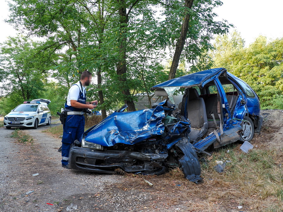 Kiskunhalas, 2022. augusztus 7.
Összeroncsolódott személyautó Kiskunhalasnál az 53-as főúton, ahol a gépjármű frontálisan összeütközött egy kisbusszal 2022. augusztus 7-én hajnalban. A személygépkocsi sofőrje a helyszínen meghalt, két másik ember megsérült.
MTI/Donka Ferenc