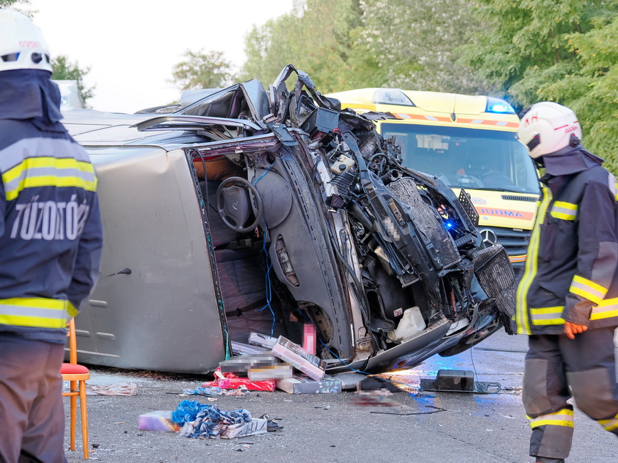 Kiskunhalas, 2022. augusztus 7.
Összeroncsolódott kisbusz Kiskunhalasnál az 53-as főúton, ahol a gépjármű frontálisan összeütközött egy személyautóval 2022. augusztus 7-én hajnalban. A személygépkocsi sofőrje a helyszínen meghalt, két másik ember megsérült.
MTI/Donka Ferenc