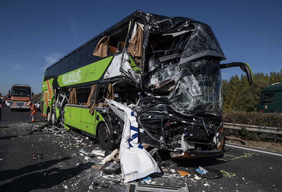 Mocsa, 2022. október 18.
Sérült autóbusz, miután kamionnal ütközött az M1-es autópálya főváros felé vezető oldalán a Komárom-Esztergom megyei Mocsa közelében 2022. október 18-án. A balesetben ketten megsérültek.
MTI/Bodnár Boglárka