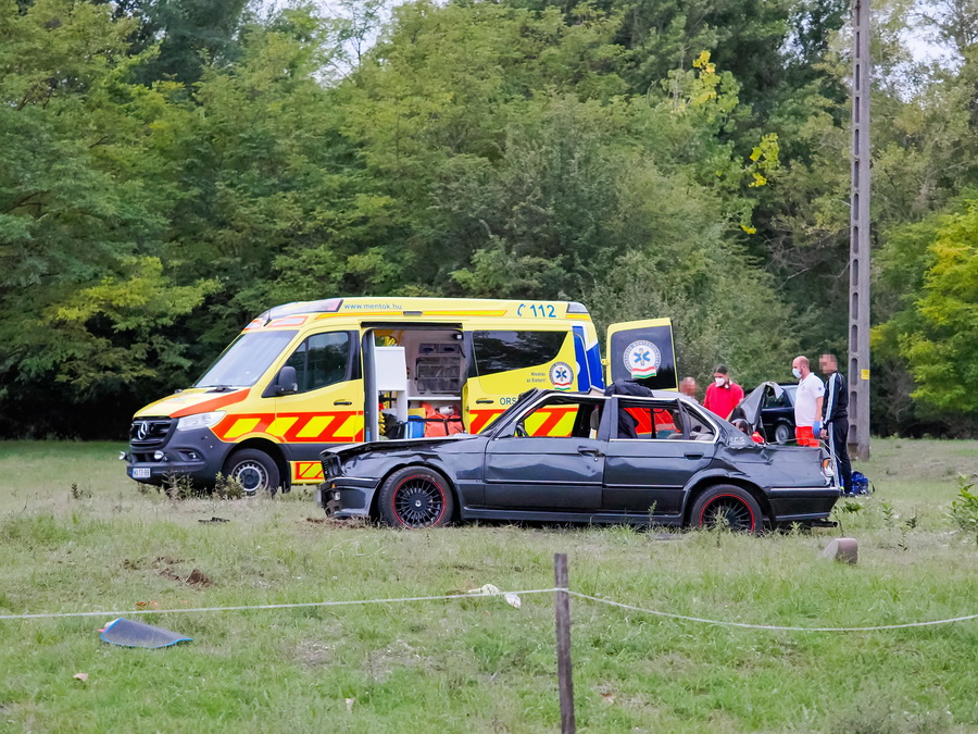 Kiskunhalas, 2022. szeptember 24.
Mentők egy összeroncsolódott személygépkocsi mellett Kiskunhalason, miután a gépjármű vezetője autójával lesodródott az útról, többször átfordult, a sofőr pedig kiesett a járműből 2022. szeptember 24-én. Az autót vezetőt 56 éves férfi meghalt.
MTI/Donka Ferenc