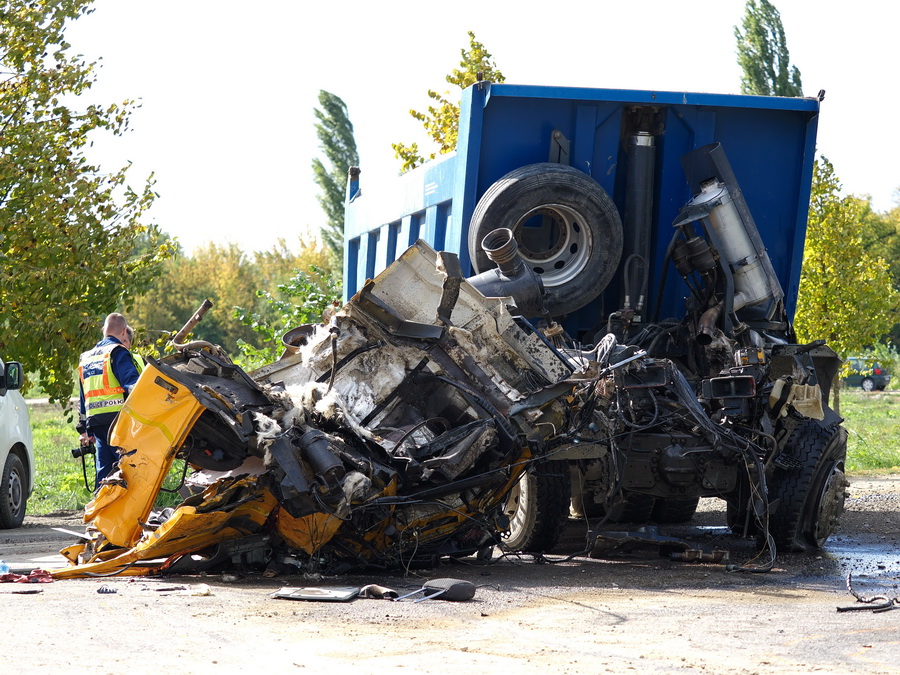 Kalocsa, 2022. október 3.
Ütközésben összeroncsolódott kamion Kalocsánál 2022. október 3-án. Az 512-es úton történt balesetben két kamion ütközött össze, mindkét sofőr megsérült, egyikük olyan súlyosan, hogy a helyszínen meghalt.
MTI/Donka Ferenc