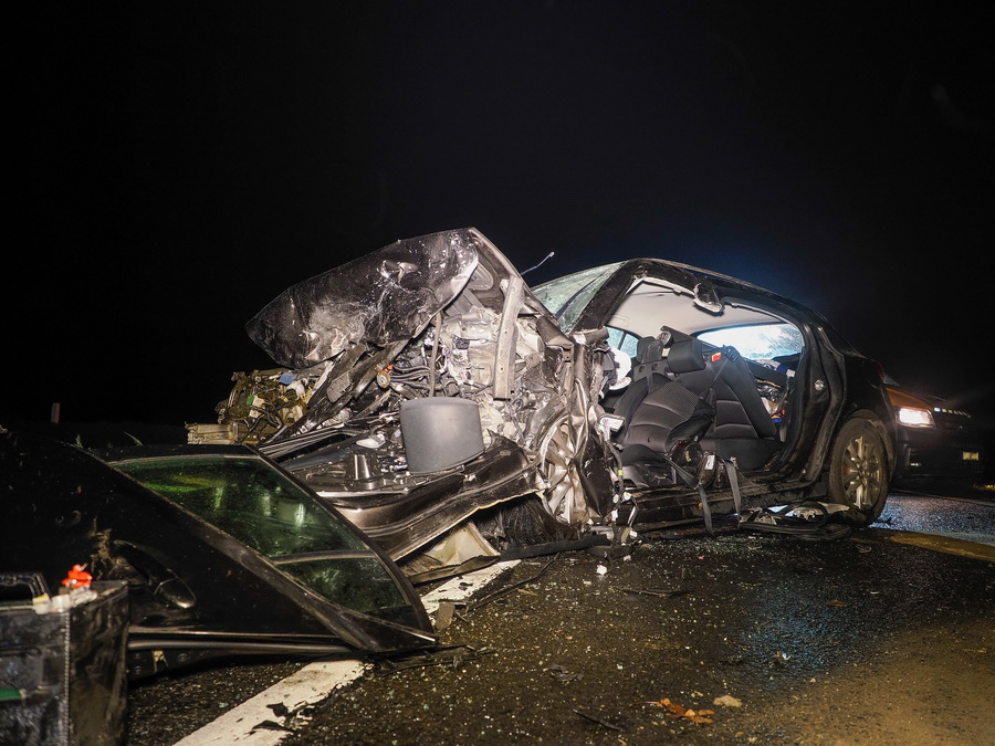 Solt, 2022. november 17.
Összeroncsolódott személygépkocsi, miután frontálisan ütközött egy másik autóval Solt közelében, az 51-es számú főúton 2022. november 16-án. A balesetben ketten meghaltak.
MTI/Donka Ferenc