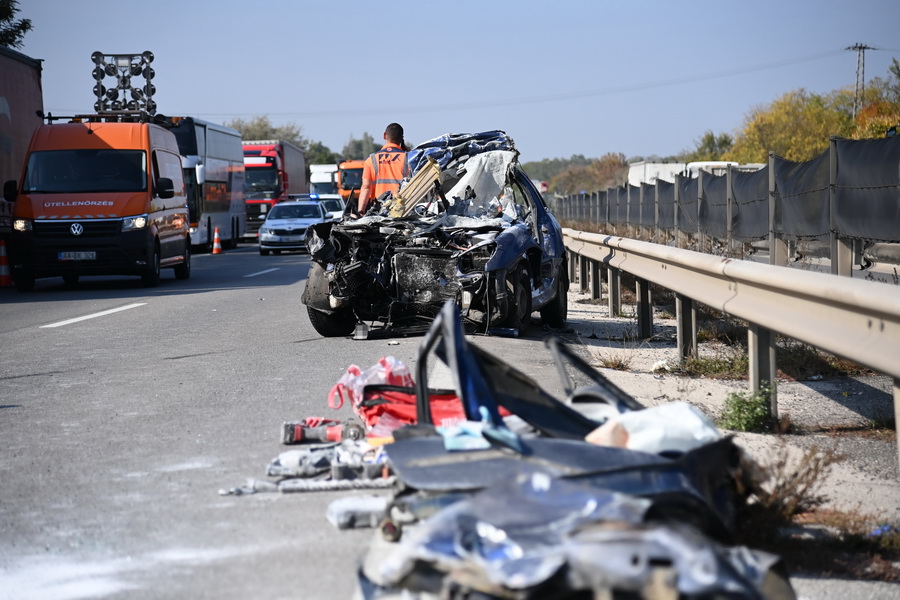 Zsámbék, 2022. október 14.
Ütközésben összeroncsolódott személygépkocsi az M1-es autópálya főváros felé vezető oldalán, Zsámbéknál 2022. október 14-én. A balesetben a személygépkocsi egy teherautóval ütközött össze, az autó vezetője a helyszínen meghalt.
MTI/Mihádák Zoltán