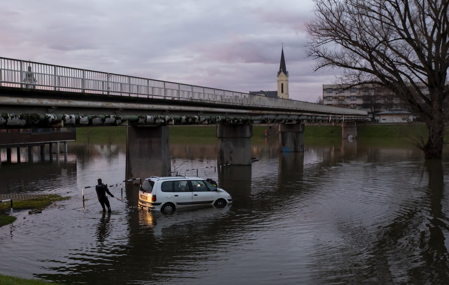 Árhullám Autókat Mentettek A Megáradt Rábából Egy Győr