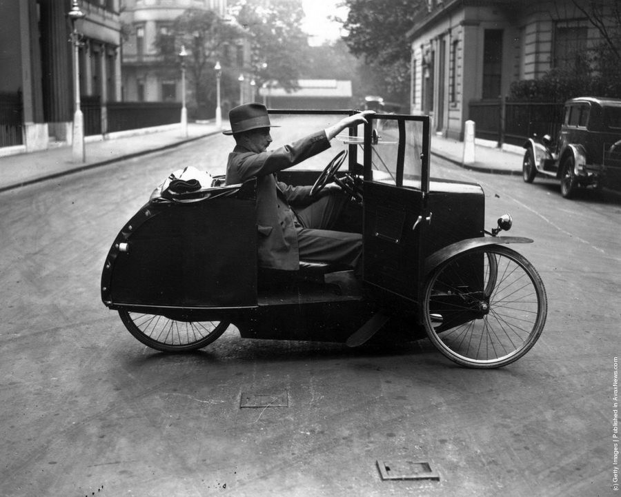 Egy Férfi [one Man Car Cycle] Kerékpárral Kerékpározik 1928 Resize